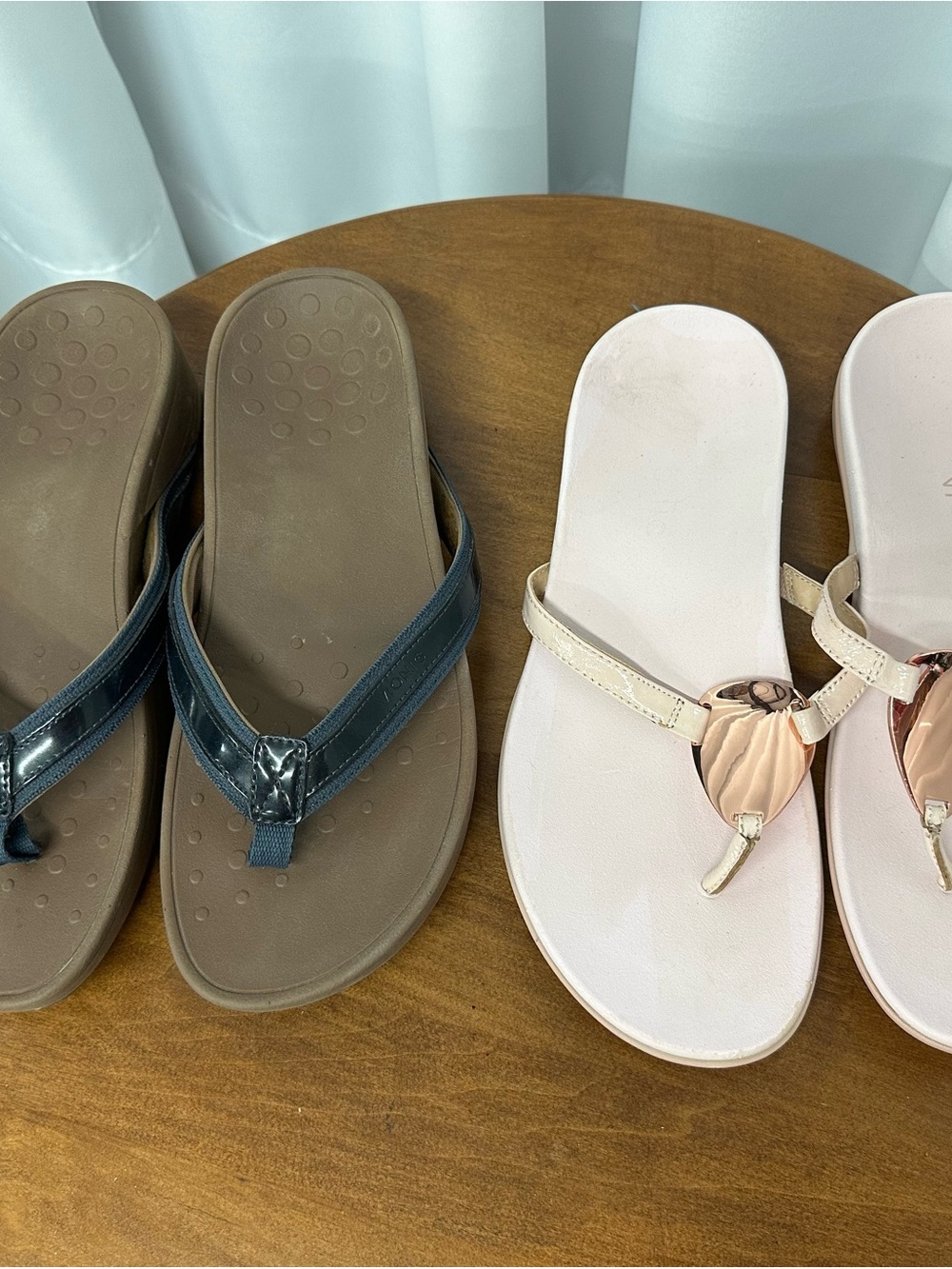Vionic women’s 10 wide lot of 2 flip flops navy blue high tide blush Pink Rayna